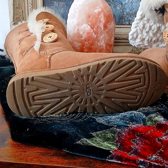 UGG Bailey Button Triplet boots Size 7 Excellent Cond. - Picture 6 of 6